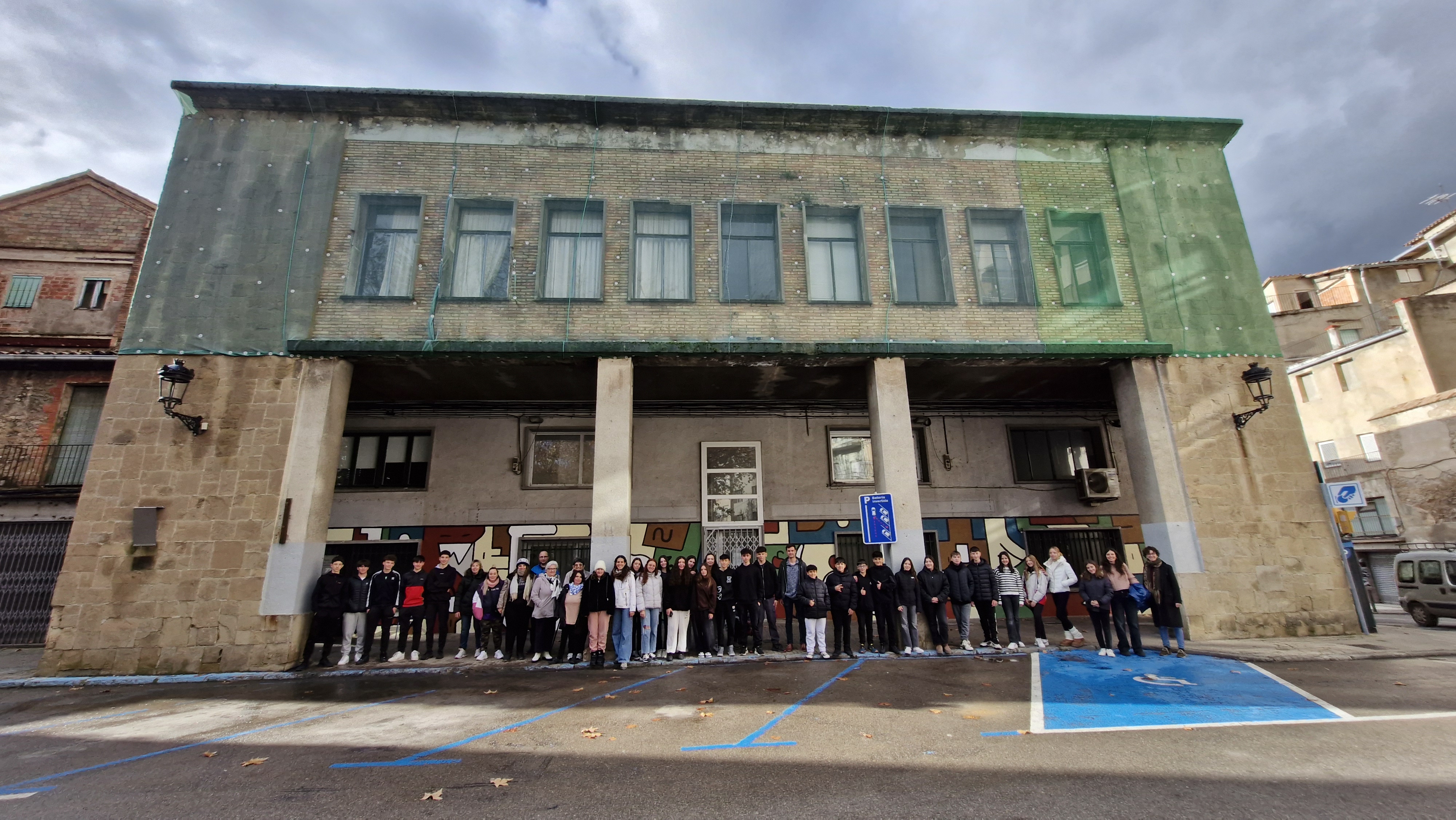 La diversitat berguedana decora els murs d'un emblemàtic edifici de la plaça de Viladomat a través d'una iniciativa d'art urbà fruit del pressupost participatiu