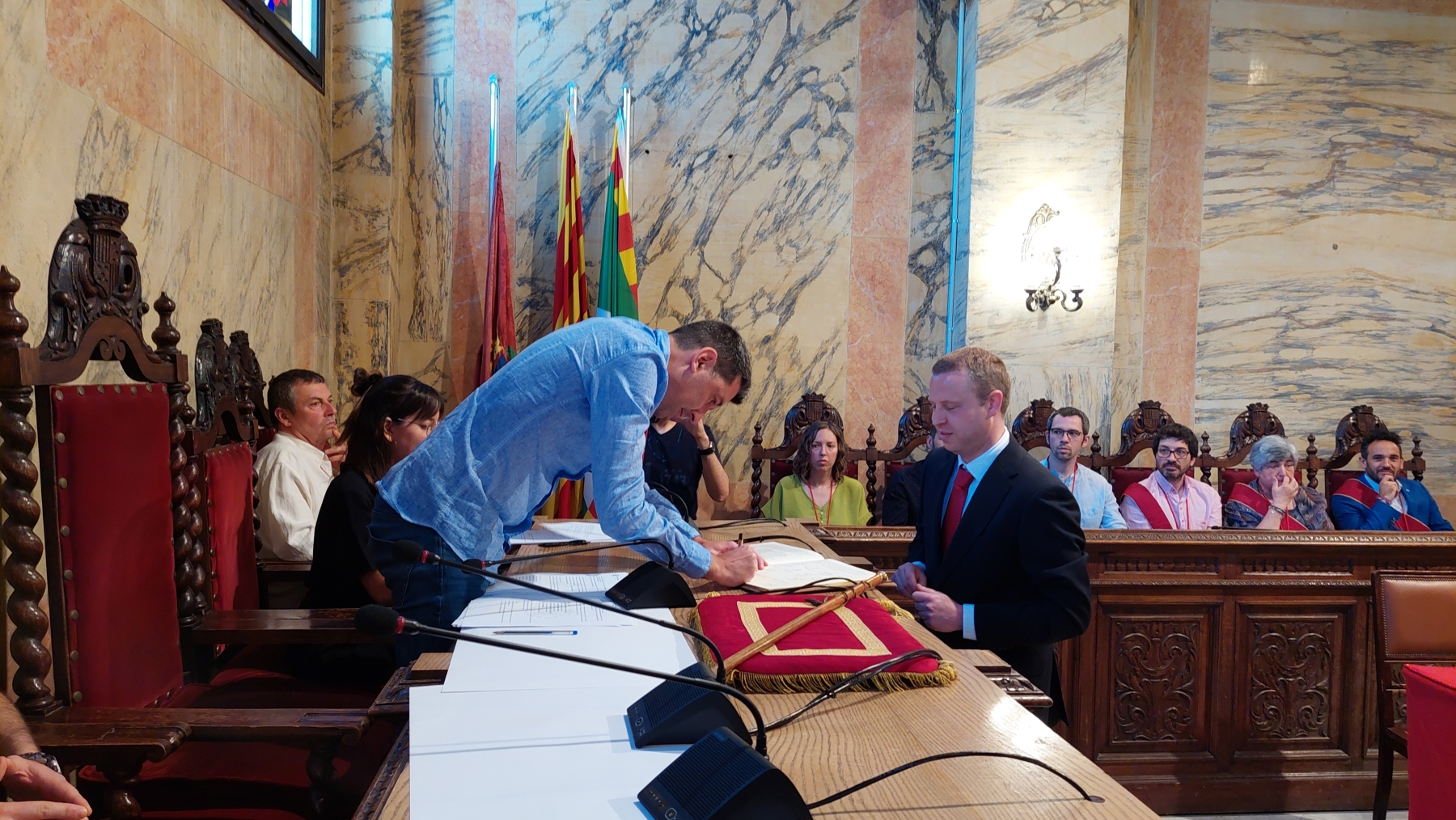 L'alcalde de Berga, Ivan Sànchez, signa el Llibre de Registres dels Administradors, Administradores i caps de colla de La Patum.