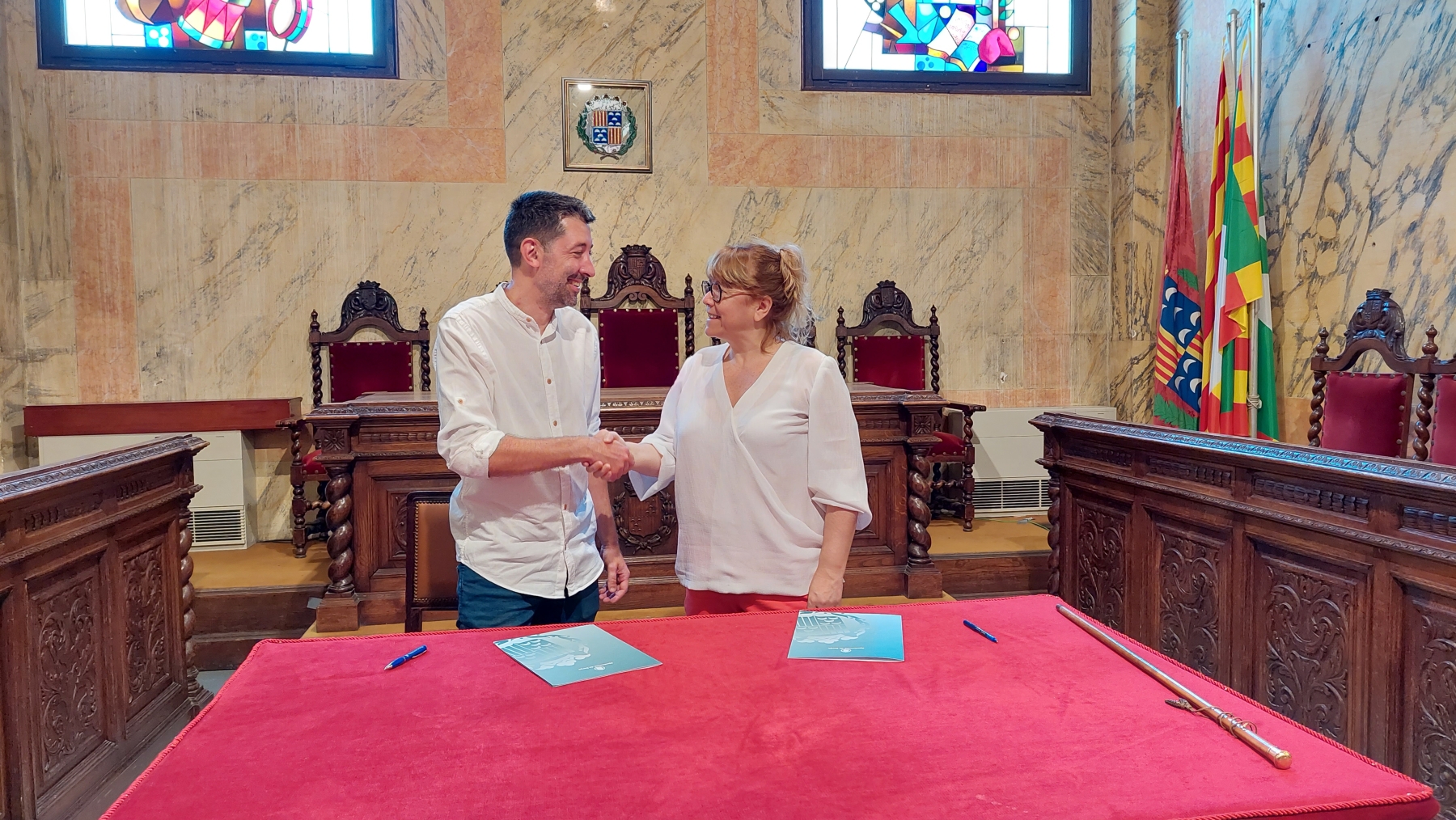 Ivan Sànchez i Natàlia Garriga durant la signatura del conveni de La Patum 