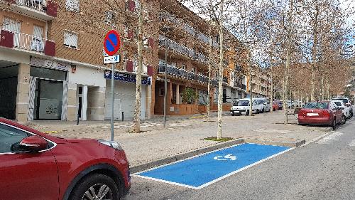 Berga implementa millores en la senyalització vertical i horitzontal de les places d'estacionament per a persones amb mobilitat reduïda