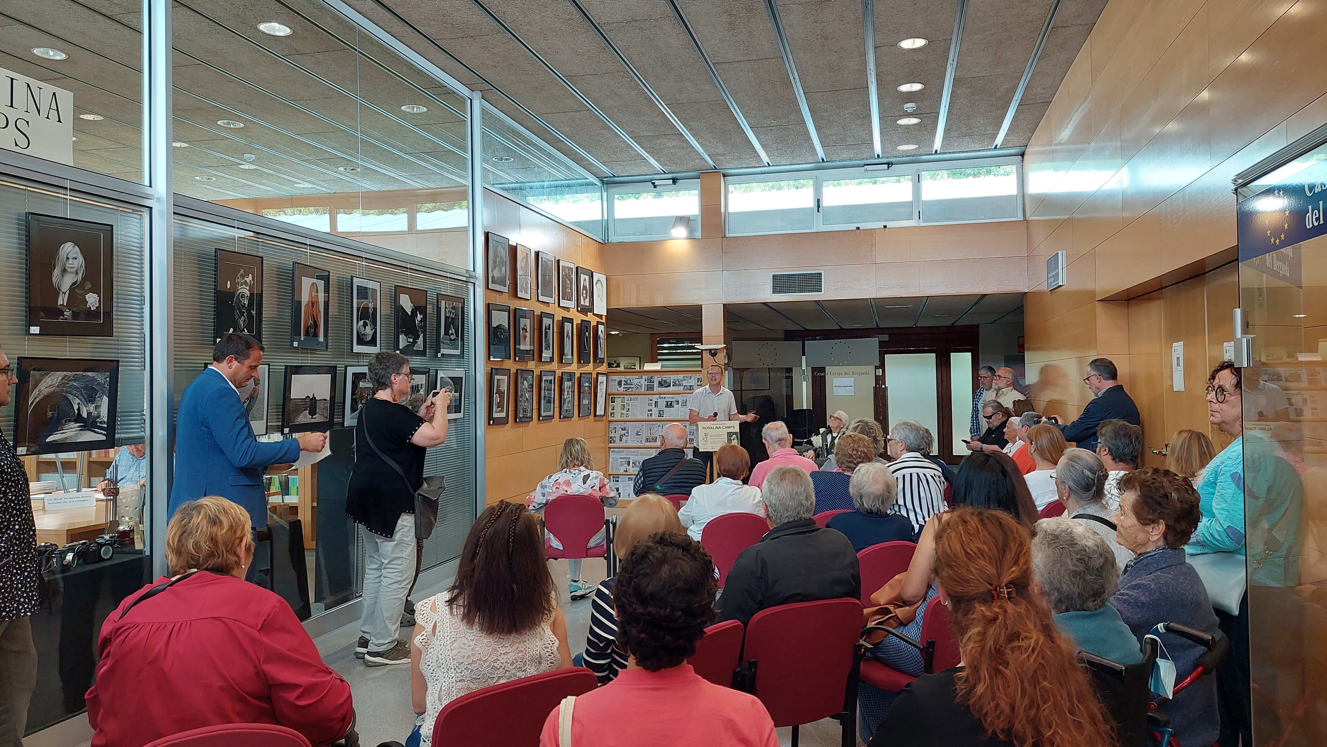 Inauguració de l'exposició fotogràfica de Rosalina Camps, a l'Arxiu Comarcal del Berguedà 