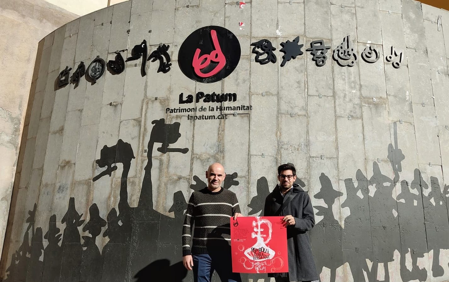 Aleix Serra (primer tinent d'alcaldia) i Joan Serra (membre de la Cobla Berga Jove) presentant l'acte del 18è aniversari de La Patum com a Patrimoni de la Humanitat