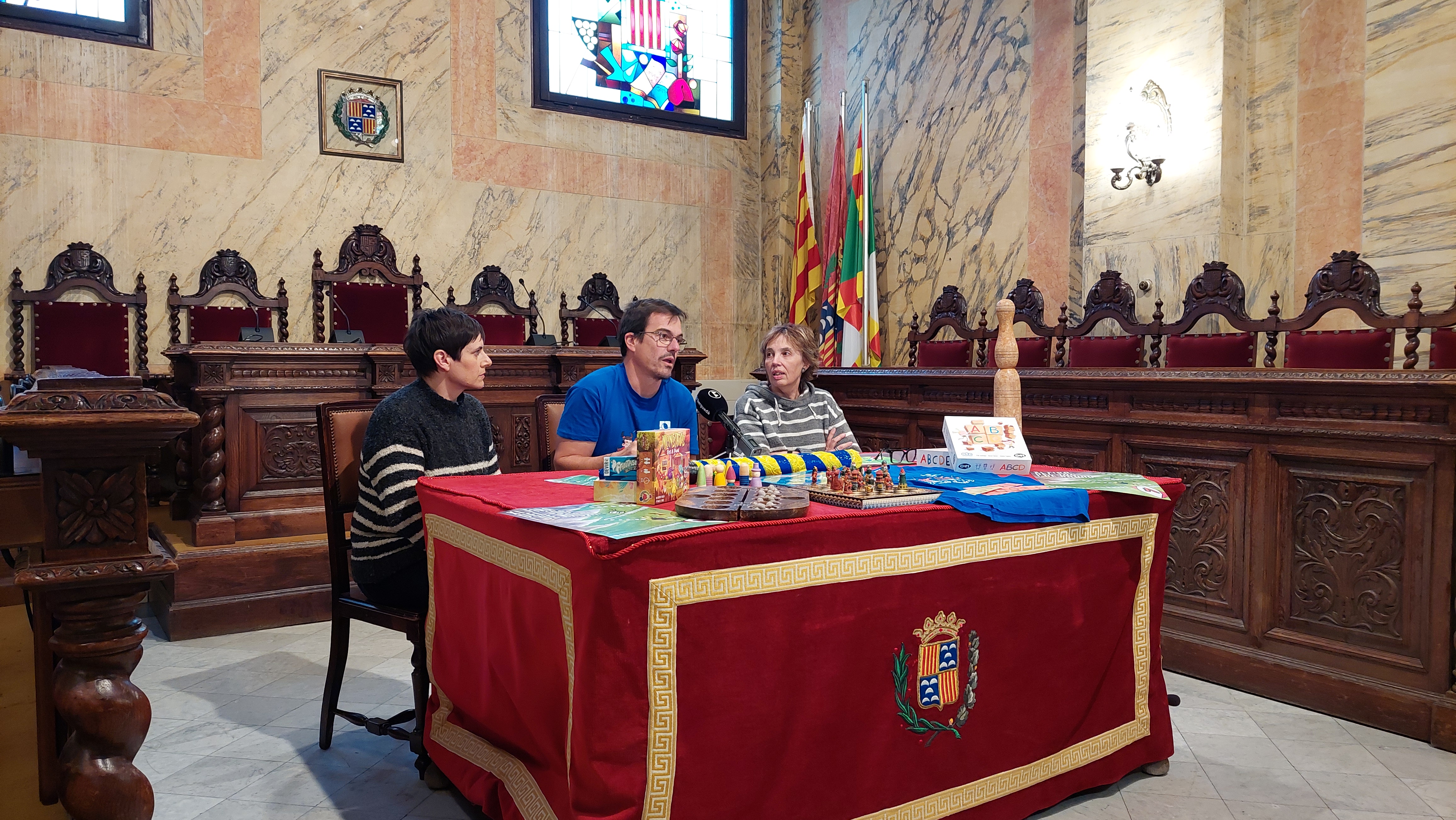 Olga Amat (Bergacomercial), Òscar Garcia (Cia. Jocs l'Anònima) i Ermínia Altarriba (Regidora de Promoció Econòmica) durant la presentació de la XI Fira del Joc i de Nadal de Berga