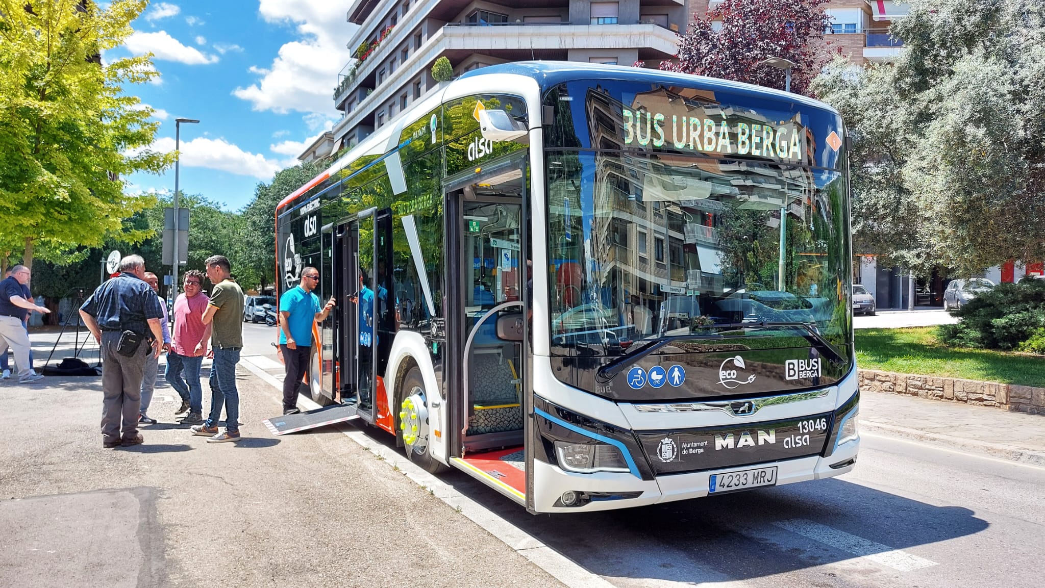 Berga presenta el nou model elèctric del bus urbà que realitzarà el servei de transport públic a la ciutat