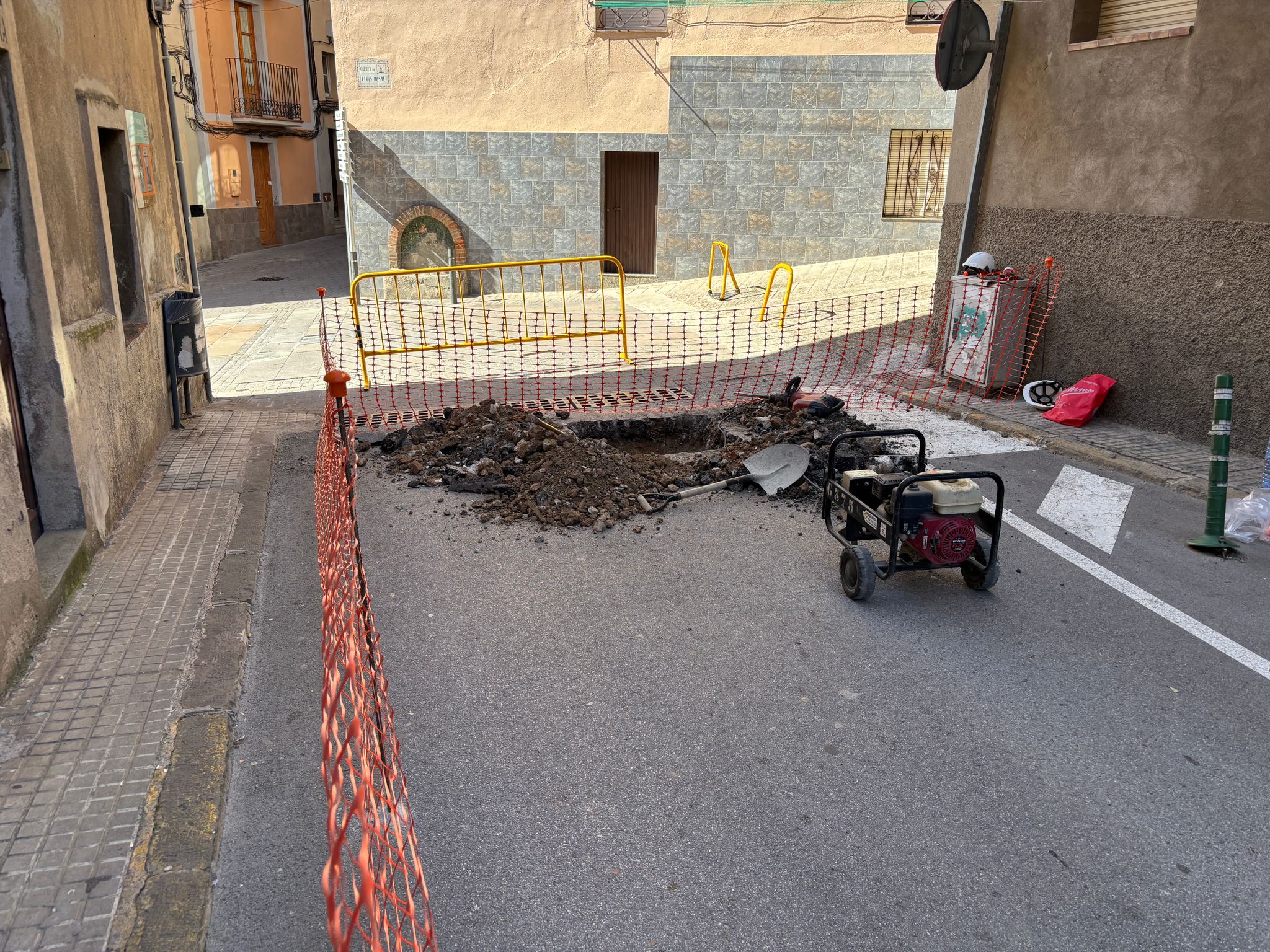 L'Ajuntament de Berga arranja un tram de la xarxa de clavegueram del carrer Mossèn Espelt