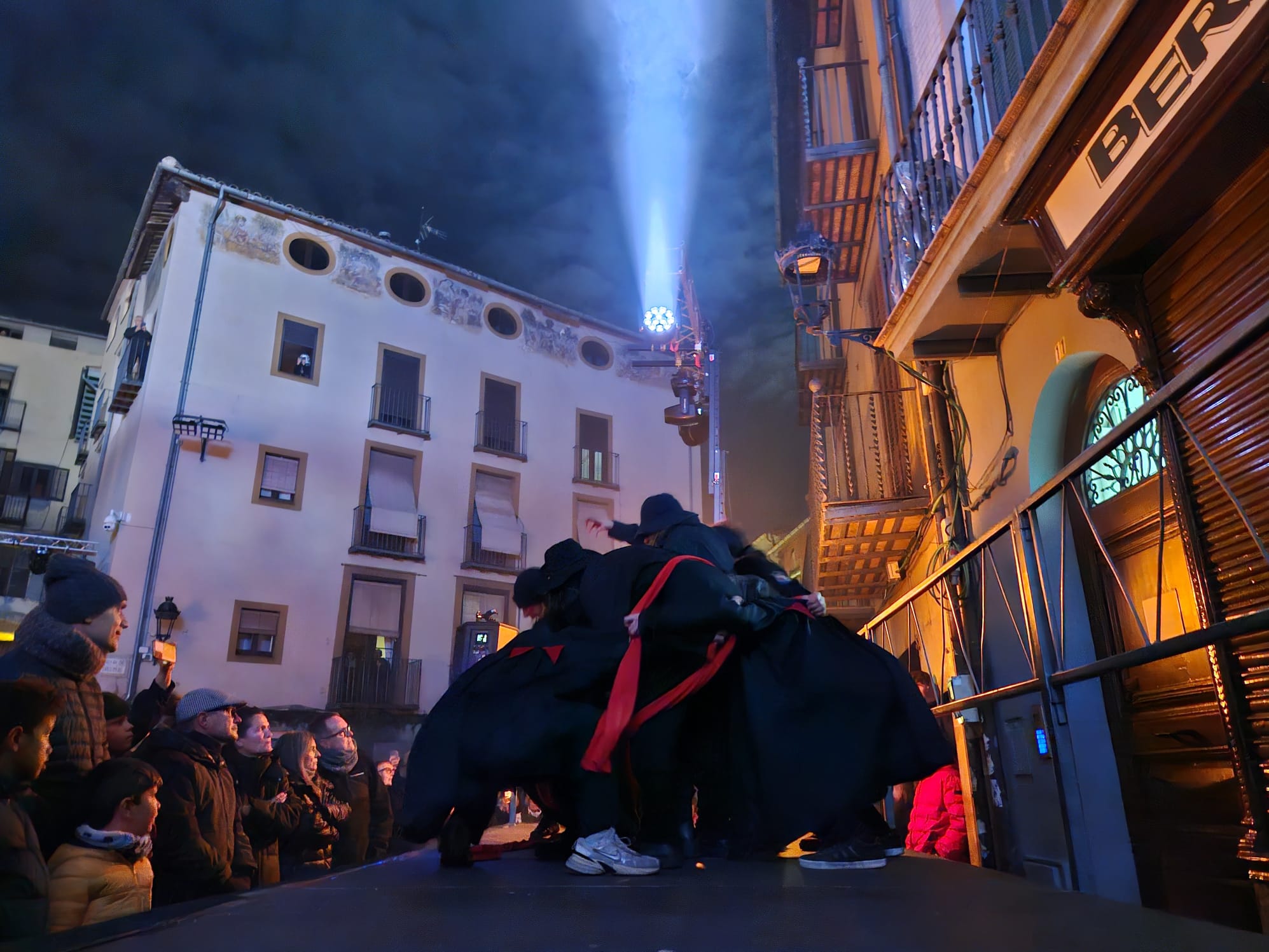 Membres de les companyies teatrals Tràfec Teatre i Fame Chimica reinterpretant un salt de plens durant l'espectacle 'Des del cor'