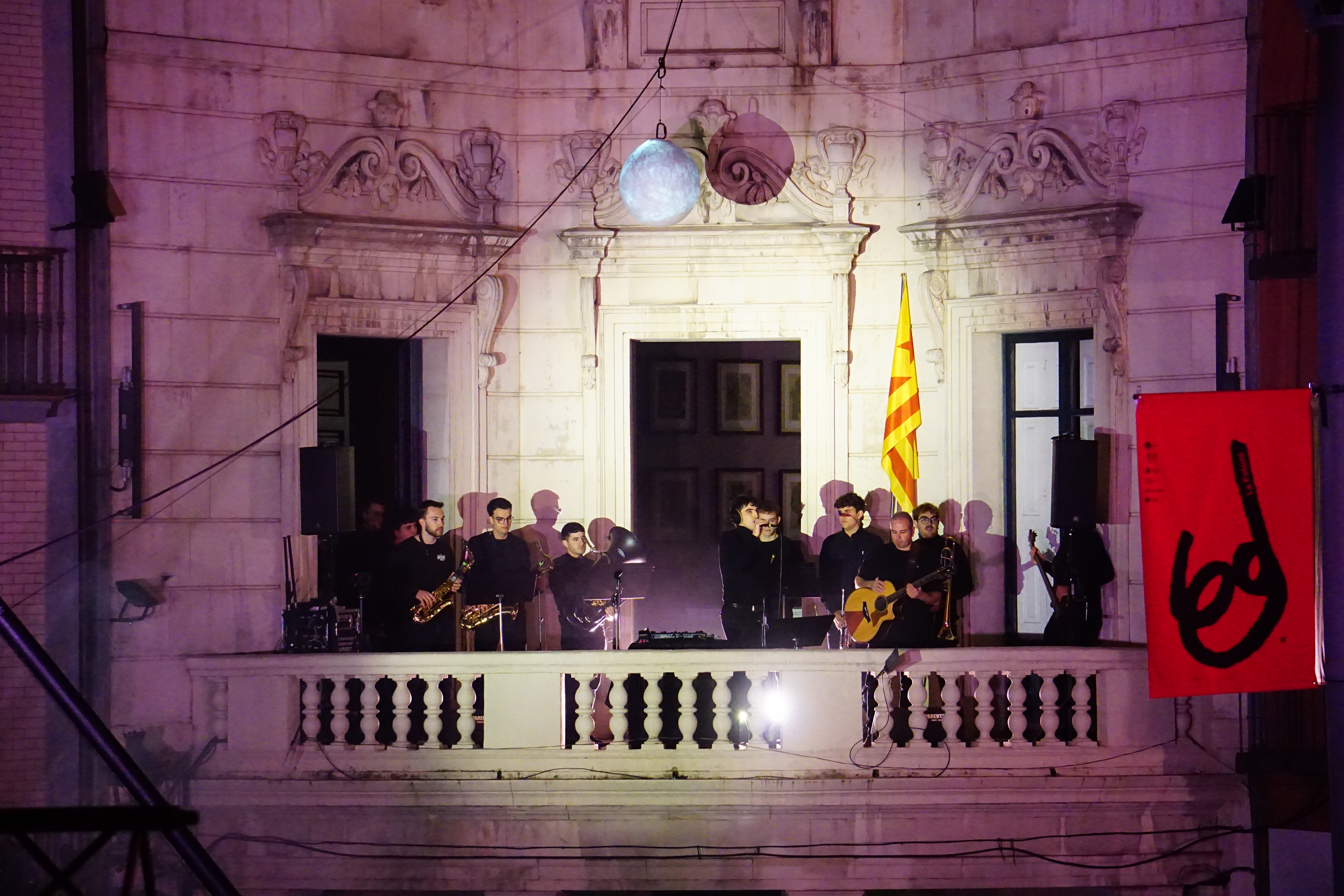 Guillem Cardona amb Entrampats Band i Marcel Tuyet interpretant l'última cançó de l'espectacle 'Des del cor', des del balcó consistorial
