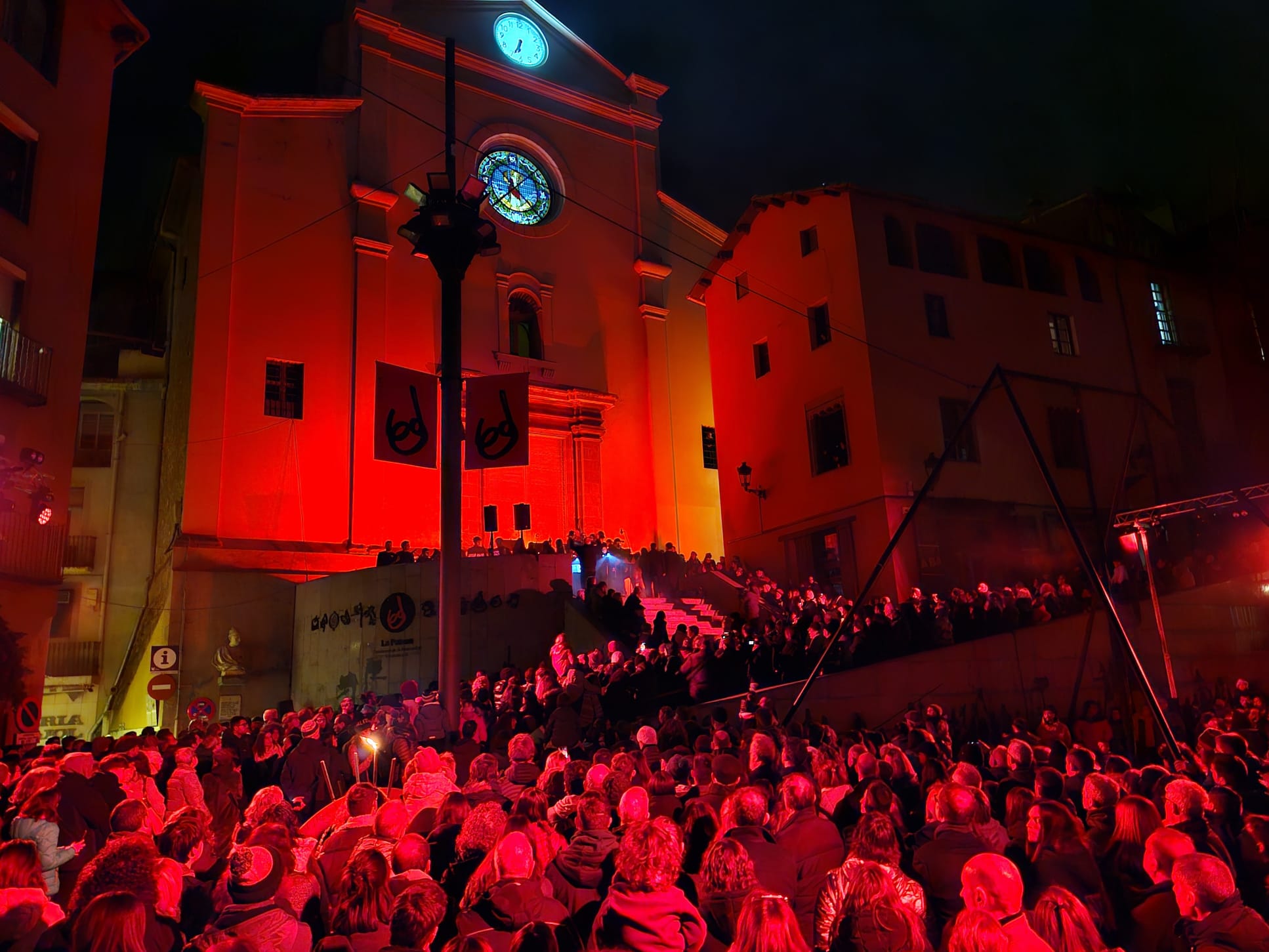 Guillem Cardona i la coral de l'Escola Municipal de Música de Berga, al cancell de l'església de Santa Eulàlia, durant l'inici de l'espectacle 'Des del cor' 