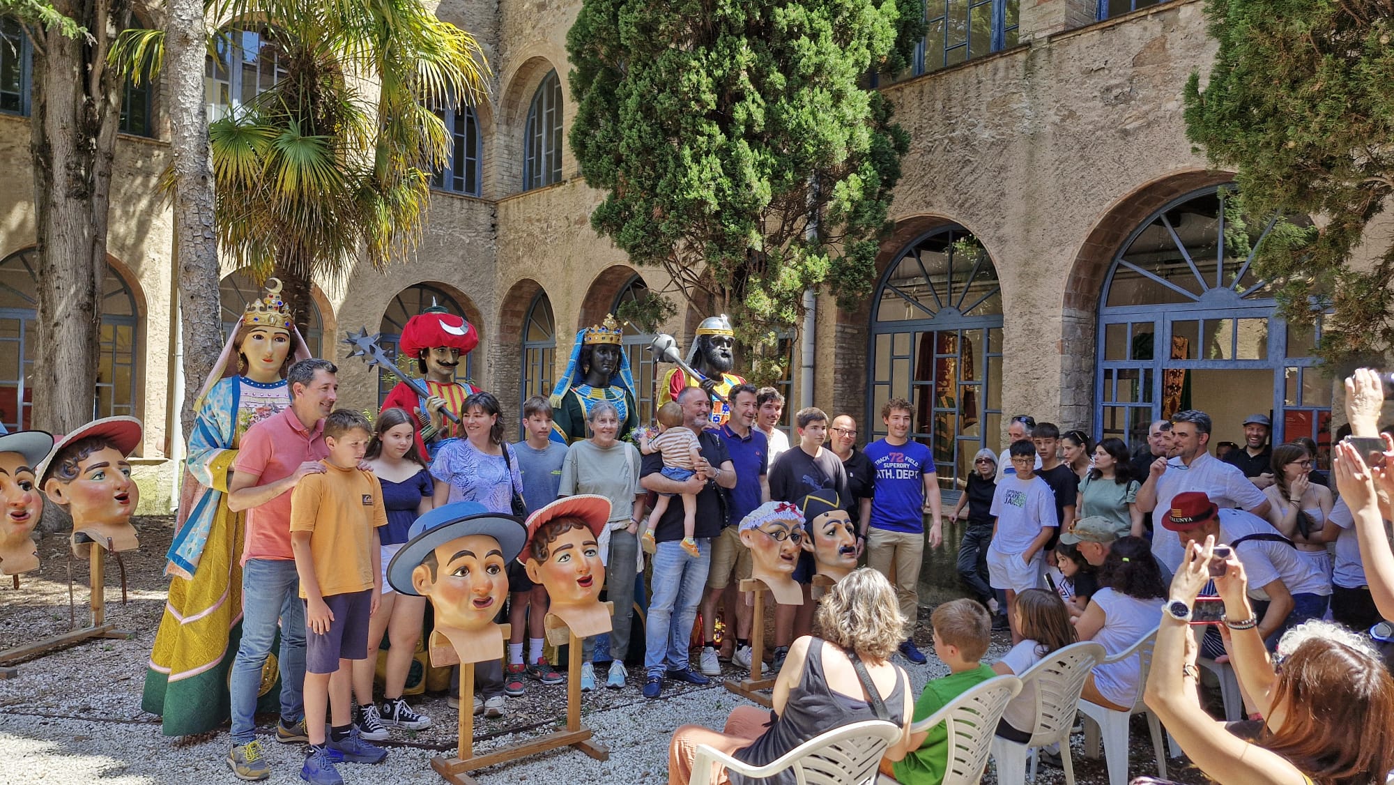 Berga presenta els nous caps dels nans nous i els vestits renovats dels gegants de La Patum infantil
