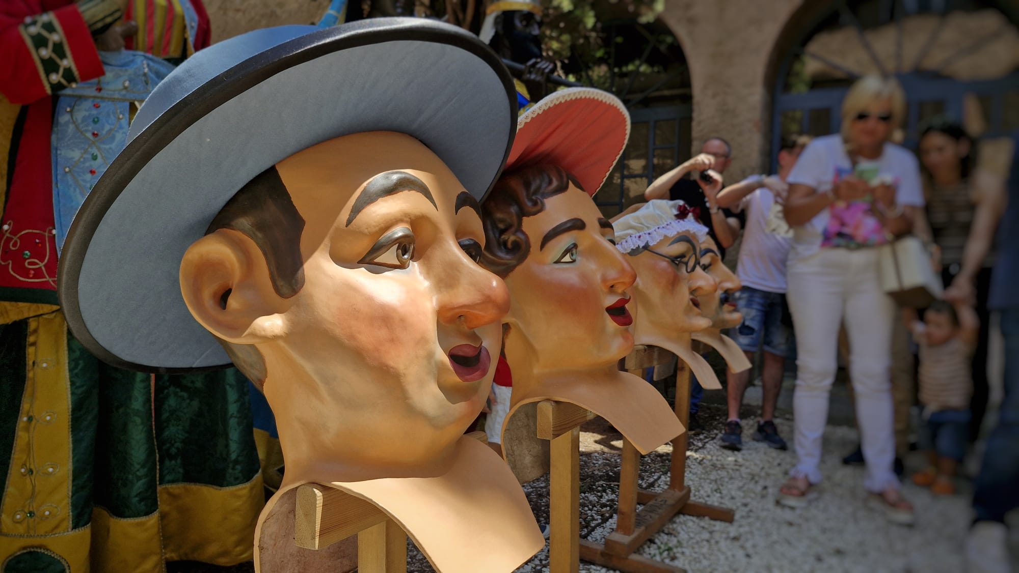 Presentació dels caps dels nans nous i els vestits dels gegants de La Patum infantil, al claustre del Convent de Sant Francesc