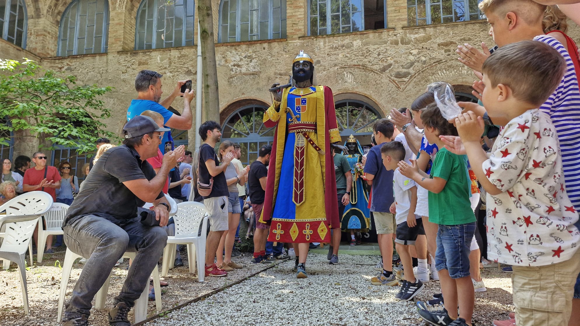 Presentació dels caps dels nans nous i els vestits dels gegants de La Patum infantil, al claustre del Convent de Sant Francesc