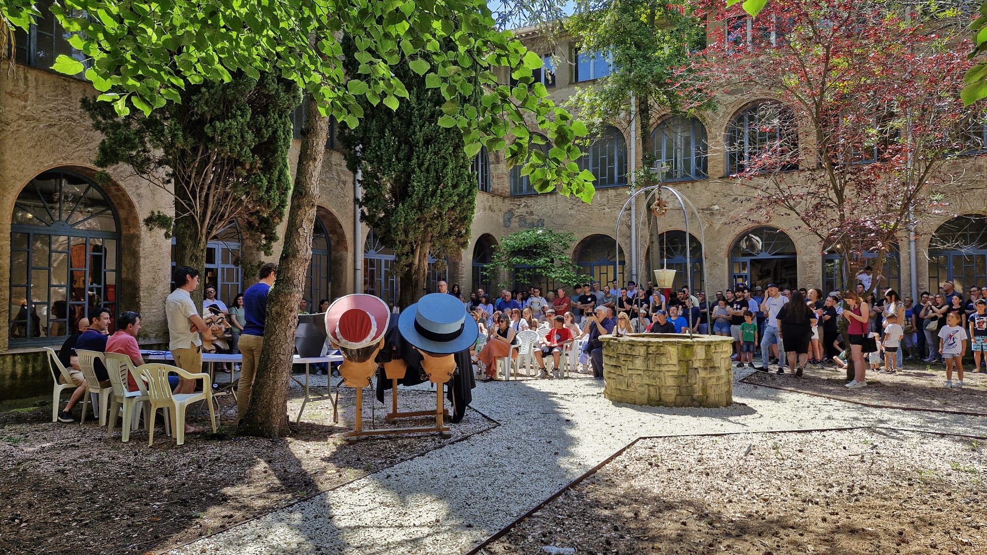 Presentació dels caps dels nans nous i els vestits dels gegants de La Patum infantil, al claustre del Convent de Sant Francesc