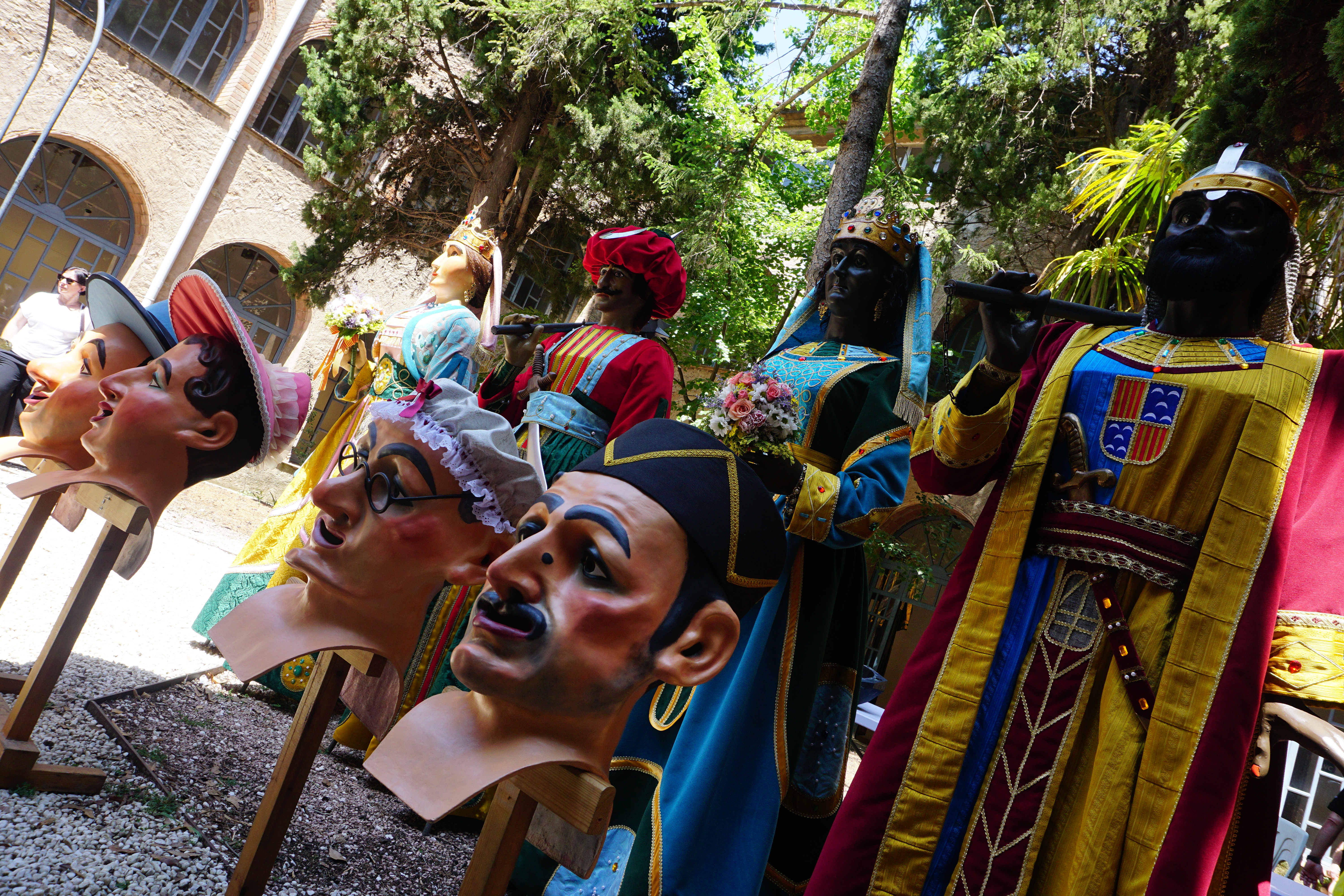 Presentació dels caps dels nans nous i els vestits dels gegants de La Patum infantil, al claustre del Convent de Sant Francesc
