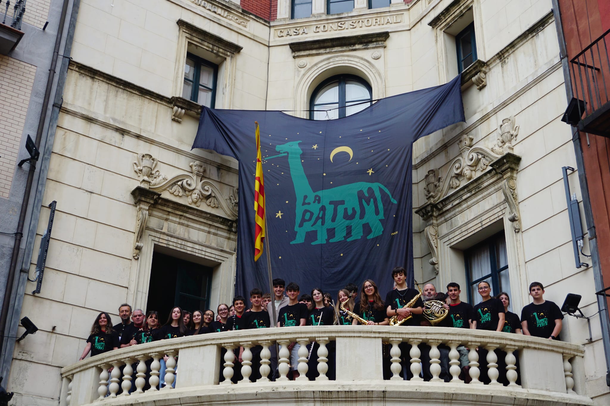 Presentada la samarreta de la Patum 2026, que ja llueix a la fa&ccedil;ana de l'Ajuntament de Berga