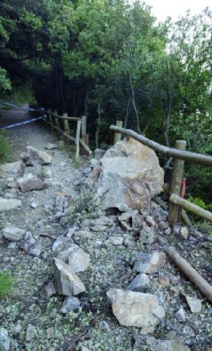 Berga tanca un tram del camí de ronda de Queralt a causa del despreniment de roques que impedeixen el pas per la zona