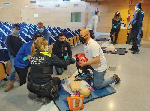 La Policia Local es forma per adquirir coneixements sobre el suport vital bàsic i l'ús del desfibril·lador extern automàtic